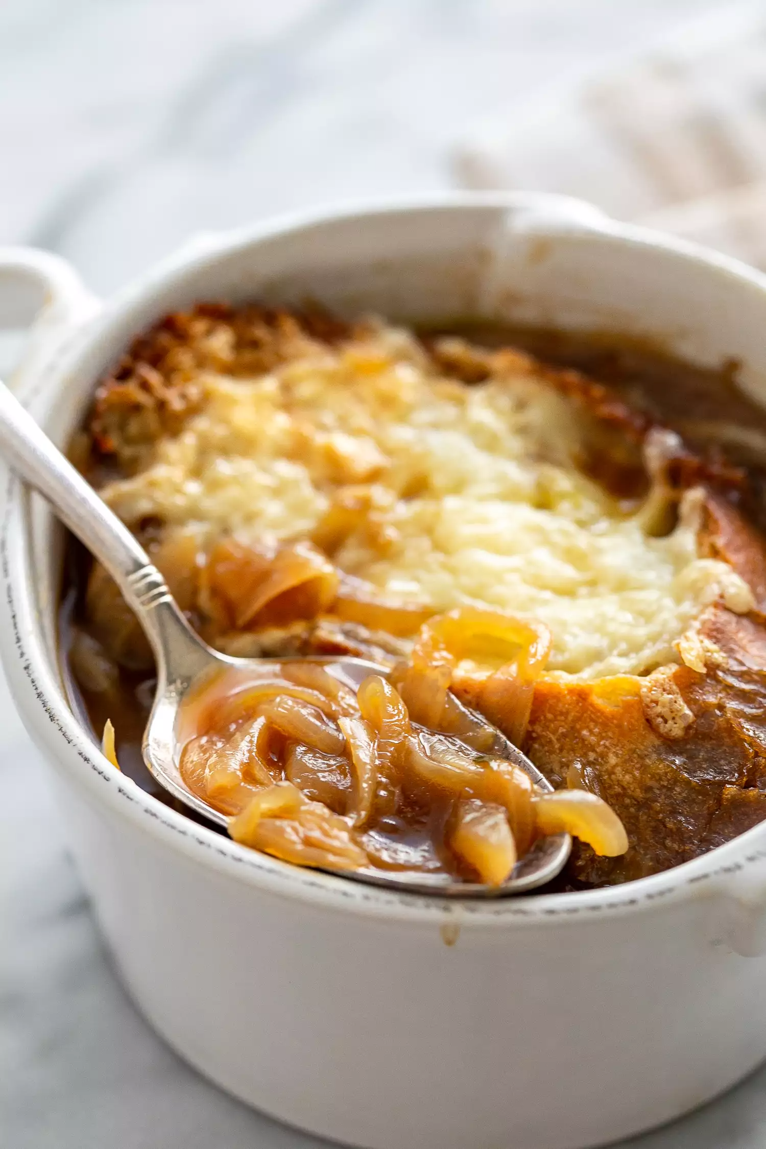 Scopri come preparare una perfetta zuppa di cipolle alla francese con il nostro metodo tradizionale: cipolle caramellate, brodo ricco e crostini gratinati