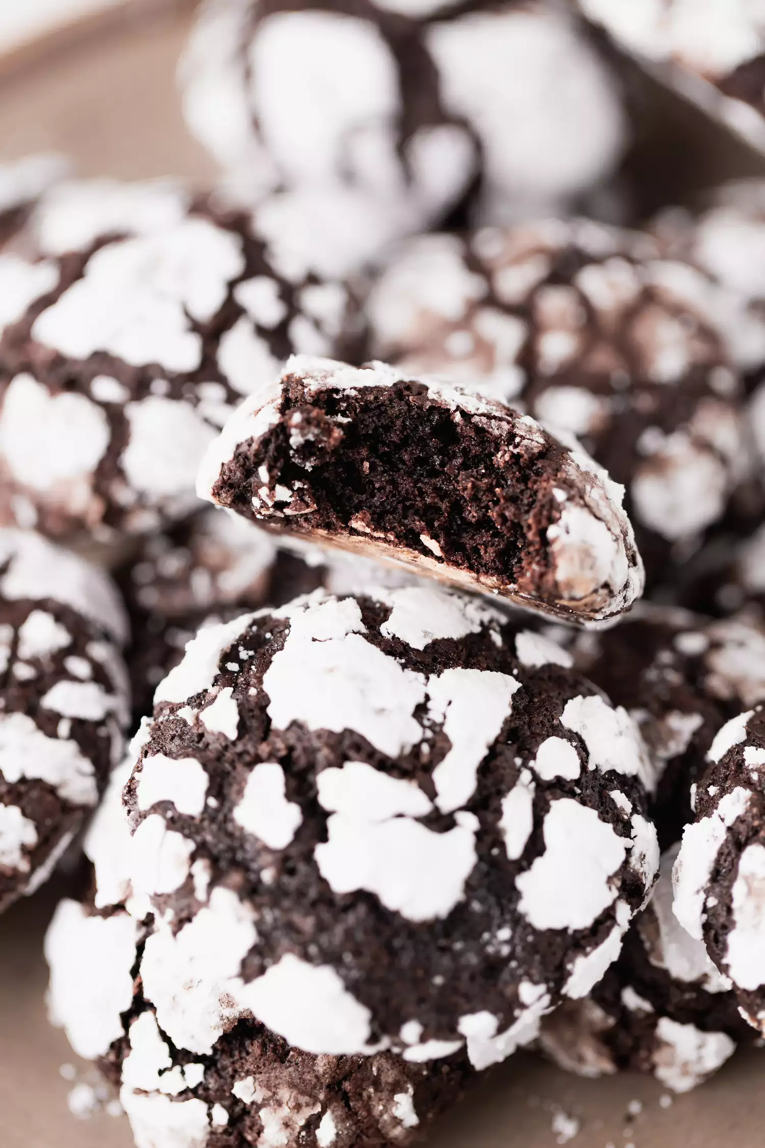 Scopri come preparare i classici biscotti al cioccolato crinkle, morbidi all'interno e ricoperti di zucchero a velo, perfetti per le feste natalizie o qualsiasi occasione speciale