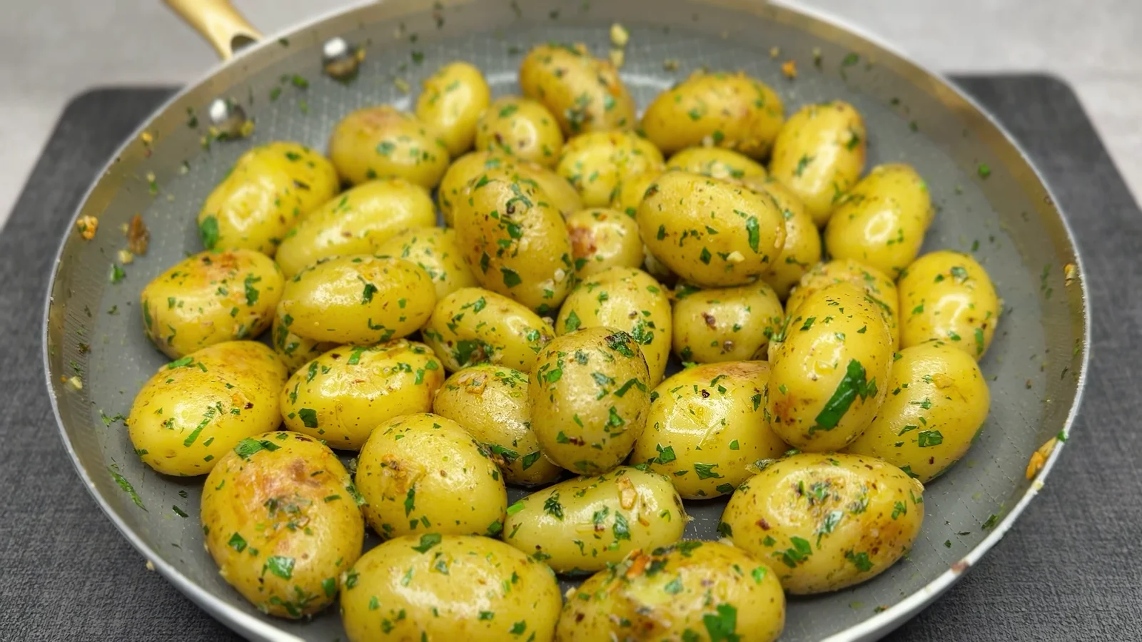 Patate novelle in padella all'aglio, burro e prezzemolo