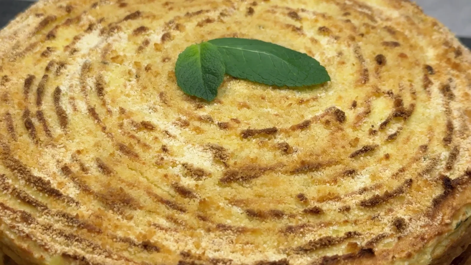 Pitta di patate pugliese con cipolle, olive e capperi