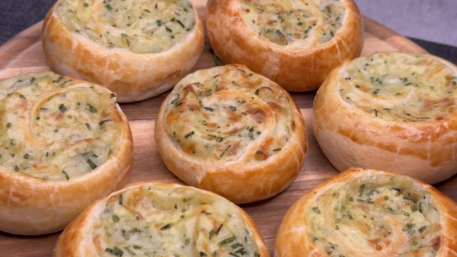 Girelle di pasta sfoglia con patate, formaggio ed erba cipollina - Foto 2