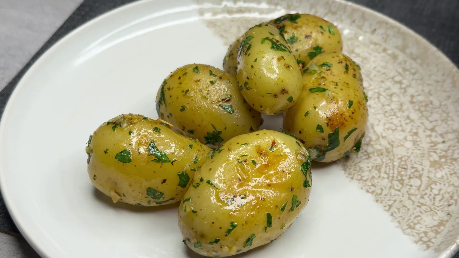 Patate novelle in padella all'aglio, burro e prezzemolo - Foto 2