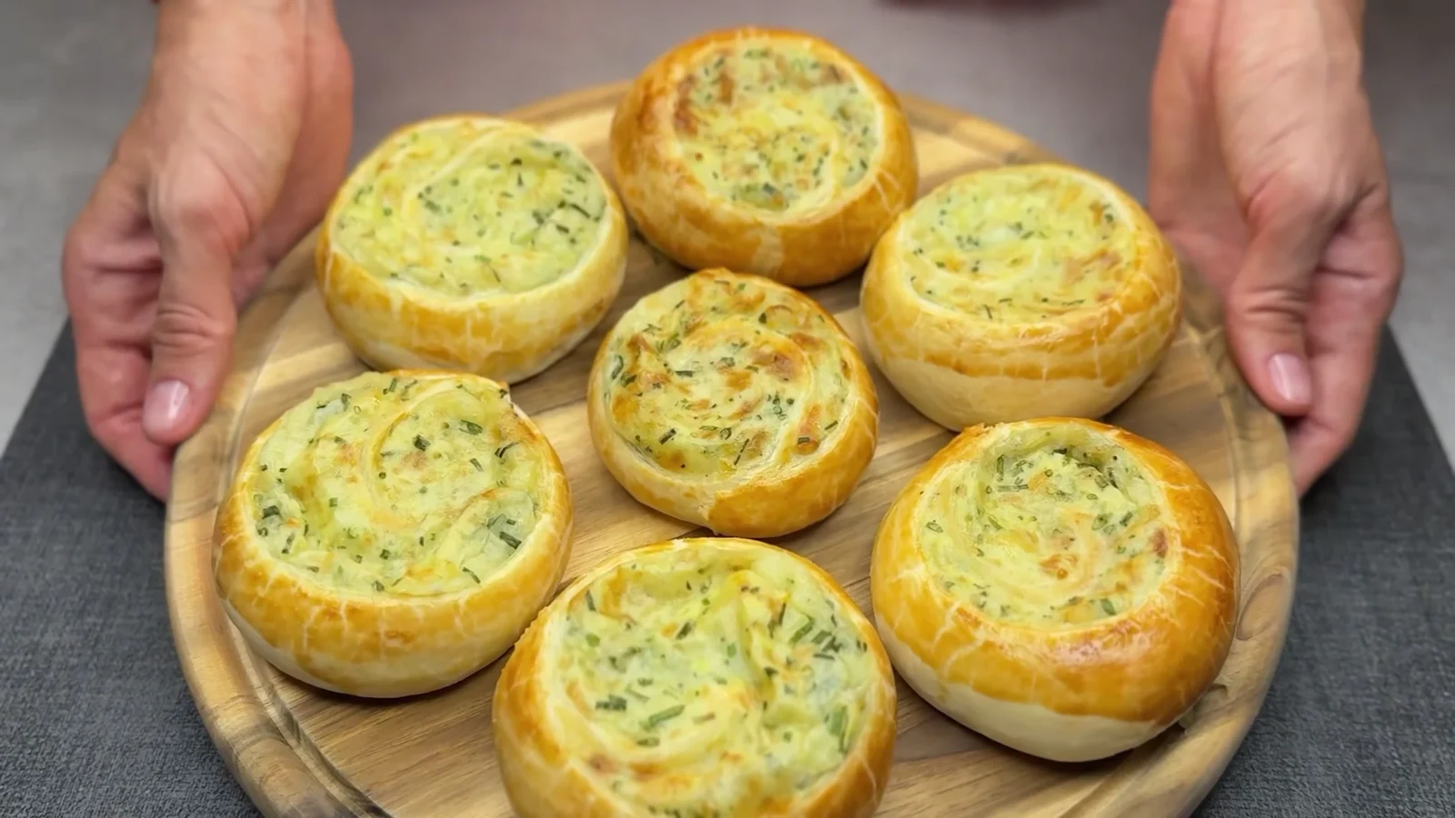 Girelle di pasta sfoglia con patate, formaggio ed erba cipollina