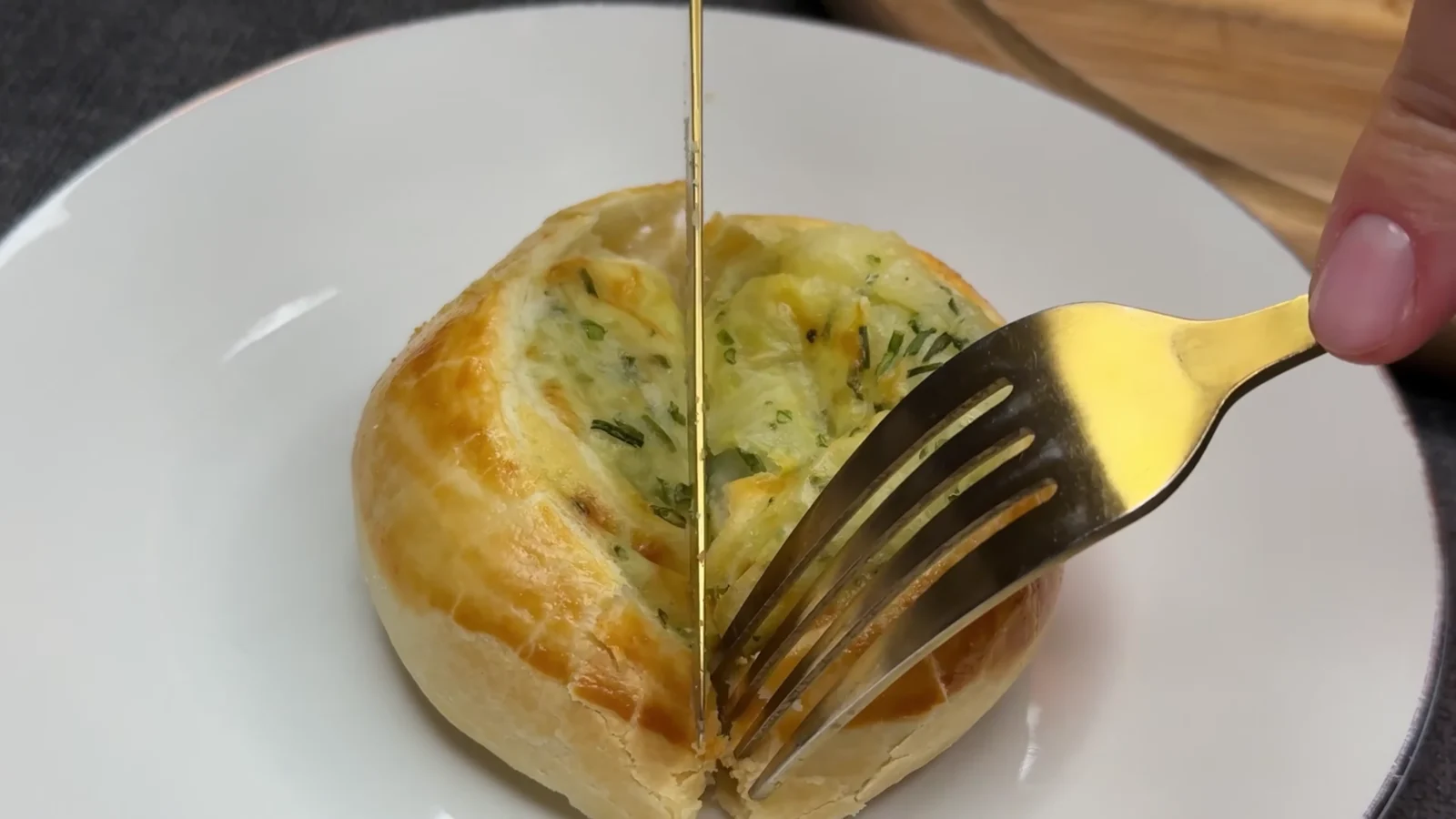 Girelle di pasta sfoglia con patate, formaggio ed erba cipollina - Foto 3