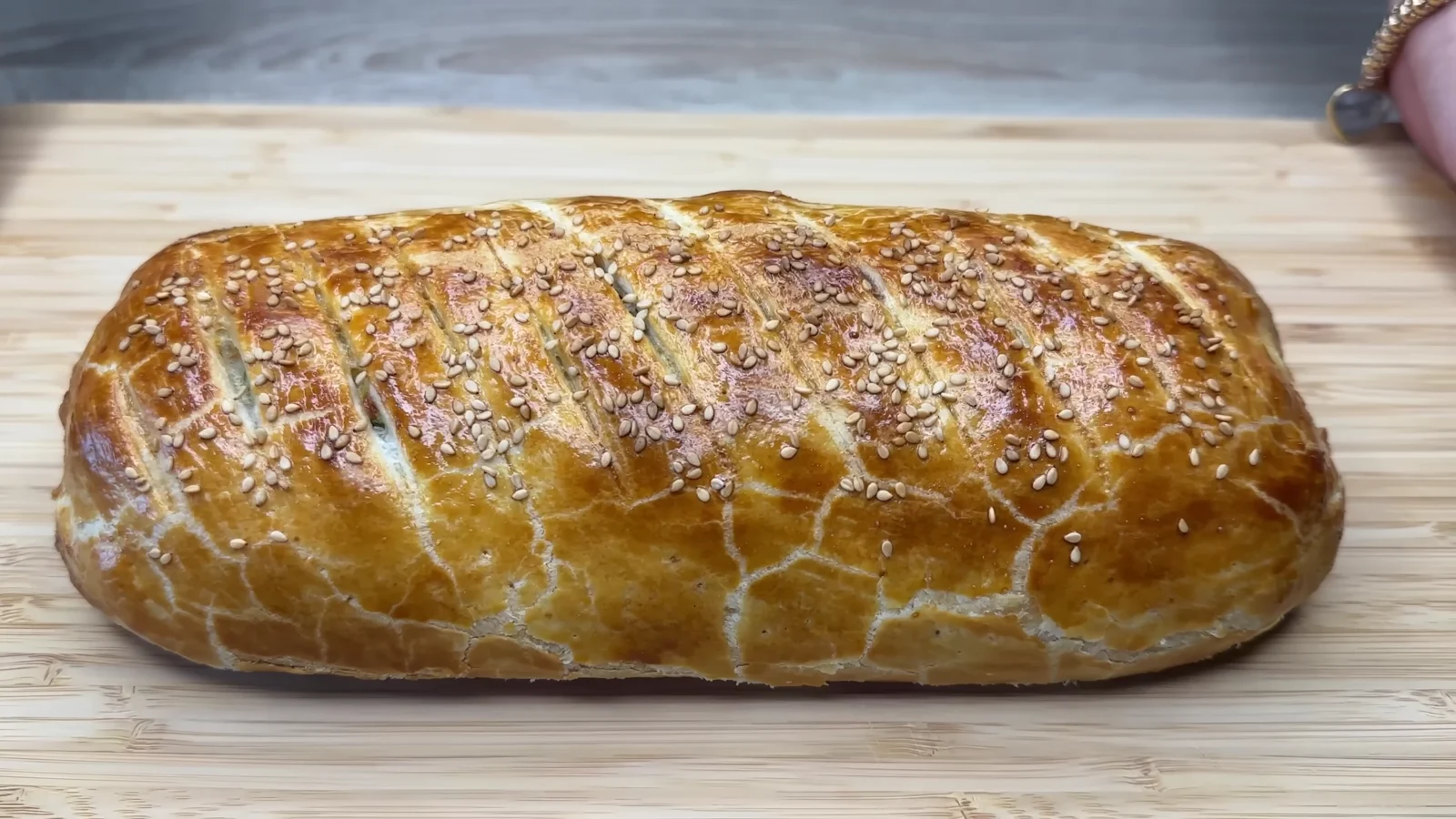 Rotolo di pasta sfoglia con patate, prosciutto e formaggio