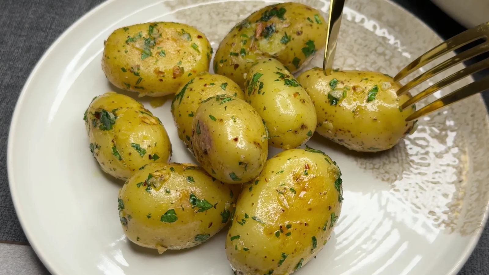 Patate novelle in padella all'aglio, burro e prezzemolo - Foto 3