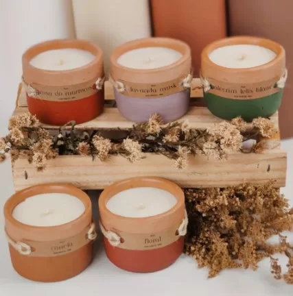 8 - Velas aromáticas Clay, da marca Pllu aromas.